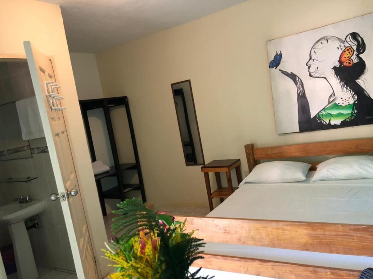 Sunshine Hotel جزيرة ليتل كورن المظهر الخارجي الصورة