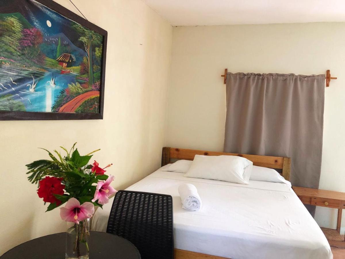 Sunshine Hotel جزيرة ليتل كورن المظهر الخارجي الصورة